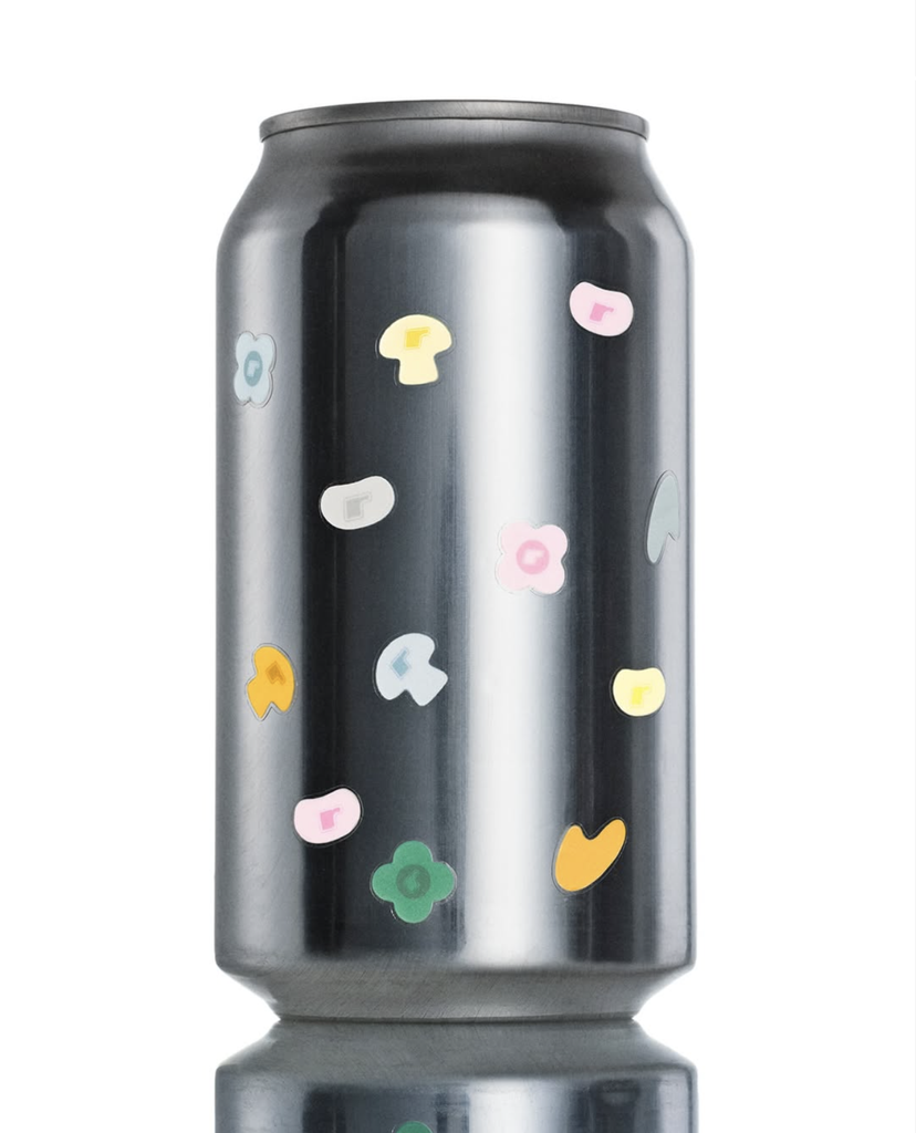 Canette édition limitée Rhode x Justin Bieber ornée de stickers champignons et fleurs sur fond métallique sombre