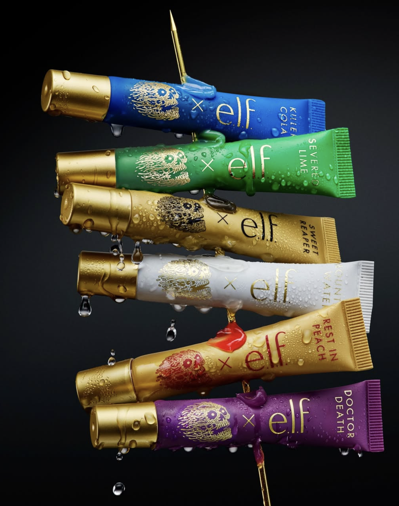 Gloss e.l.f. x Liquid Death Killer Cola appuyé contre une canette Liquid Death Killer Cola mousseuse sur une surface réfléchissante sombre