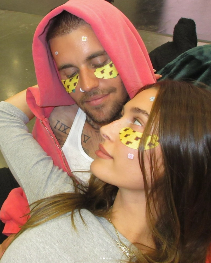 Justin Bieber et Hailey Bieber portant des patches sous-yeux Rhode en coulisses du Coachella, dans le cadre de la collaboration Rhode x Justin Bieber